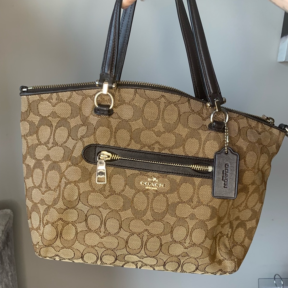 COACH PRAIRIE SATCHEL
SIGNATURE JACQUARD KHAKI
BROWN LIGHT GOLD CROSS BODY
PURSE